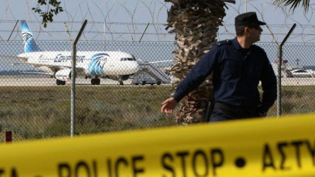 Kaçırılan Mısır uçağı yolcuları Kahireye döndü