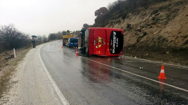 Isparta Gelendostta yolcu otobüsü devrildi! 6sı ağır 19 yaralı...