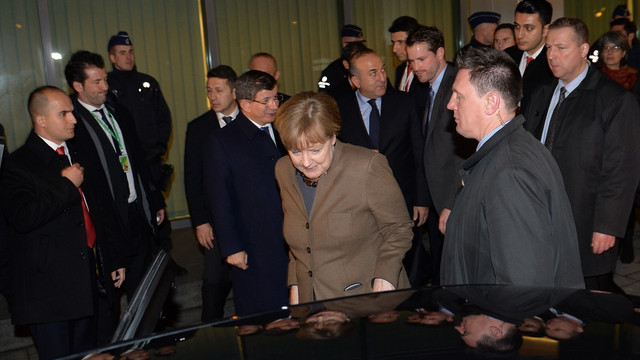 Başbakan Davutoğlu Brükselde Merkel ve Rutte ile görüştü