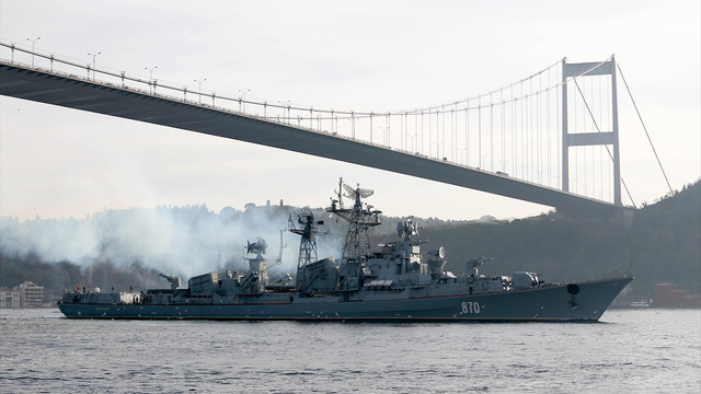 Rus savaş gemisi Semetlivy İstanbul Boğazından geçti