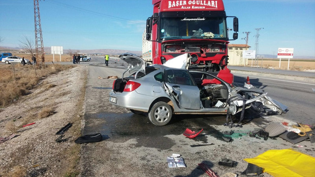 Konya-Aksaray karayolunda tır ile otomobil çarpıştı: 2 ölü