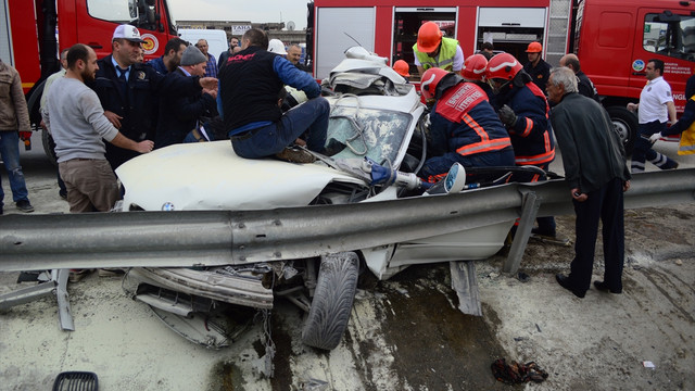 Sakarya Serdivanda otomobil hafriyat yüklü tıra çarptı: 2 ölü 1 yaralı