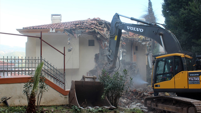 Kenan Evrenin Beyazevi yeni sahibi tarafından yıkıldı