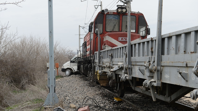 Malatyada yük treni öğrenci servisine çarptı: 1 ölü 24 yaralı