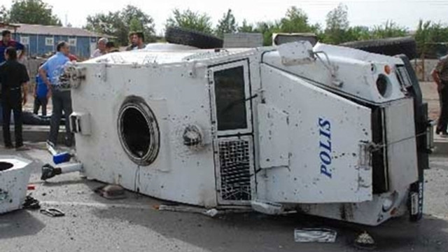 Diyarbakırda zırhlı polis aracı devrildi: 1i ağır 3 polis yaralı