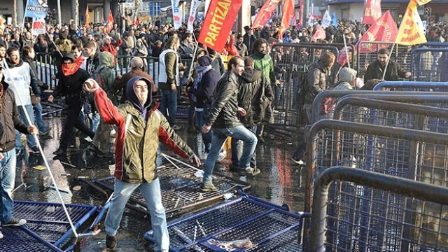 Diyarbakırda düzenlenen izinsiz yürüşlerde 2 tutuklama!