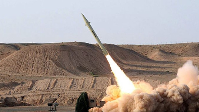 Afganistan parlamentosuna 4 roket isabet etti