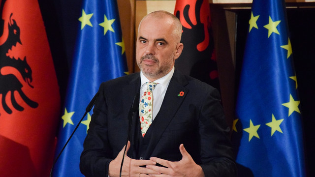 AB Komiser Hahn Arnavutluk'ta