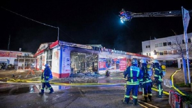 Türklere ait iş merkezi kundaklandı