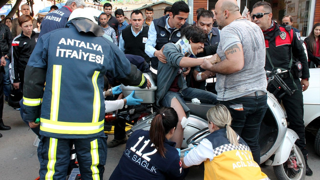 Ayağına saplanan demir parçasıyla hastaneye kaldırıldı