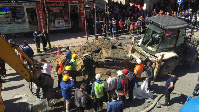 Bağcılarda Suriyeli bir vatandaş kanalizasyona atlayarak intihar etti