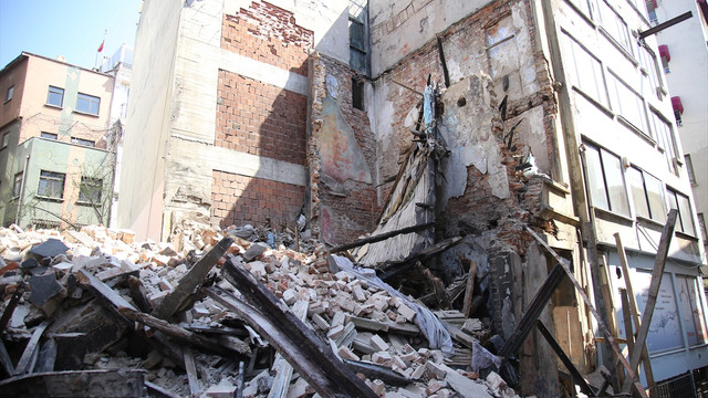 Beyoğlu'nda tarihi bina çöktü