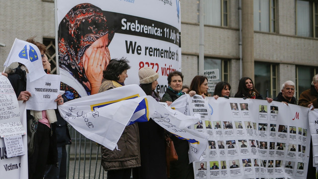 Bosnalı kurban yakınlarından Karadzic protestosu
