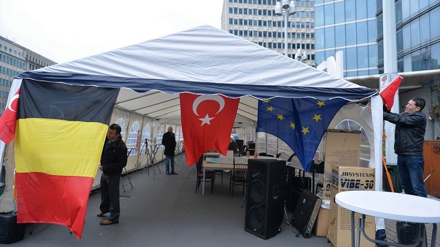 Brükseldeki terör saldırılarına Türk vatandaşlardan çadırlı eylem