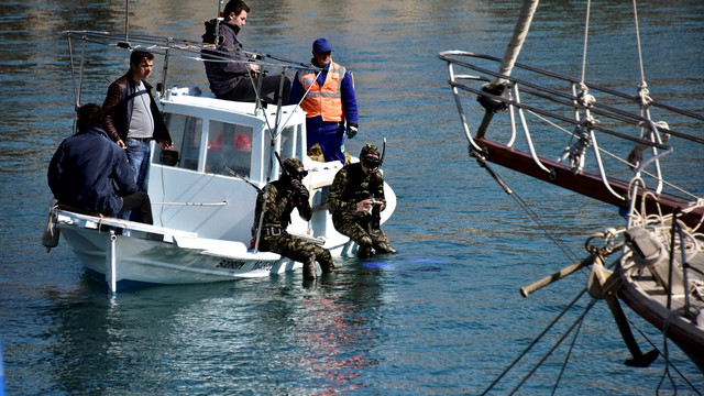 Dalgıçlar deniz dibinden atık topladı
