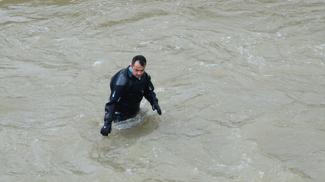Dereye düştüğü iddia edilen kişinin aranmasına devam ediliyor