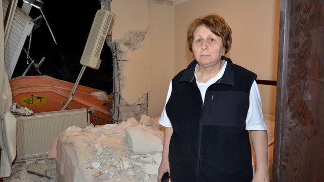 Devrilen iş makinesi, evlere zarar verdi