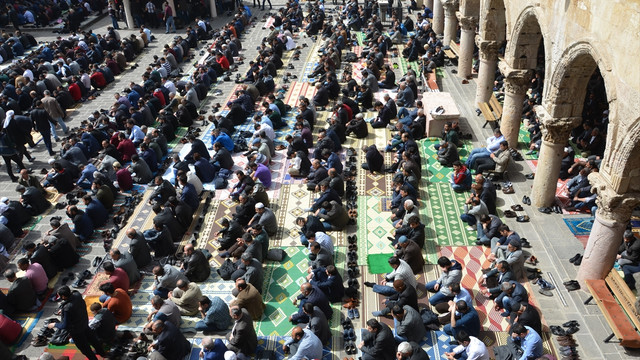 Diyarbakırlılar cuma namazı için Ulu Cami'ye akın etti
