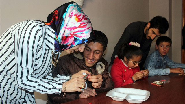 Engellerini el sanatlarıyla aşıyorlar