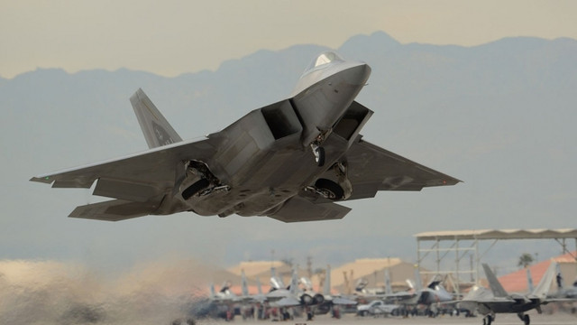 NATO savaş uçağı düştü!