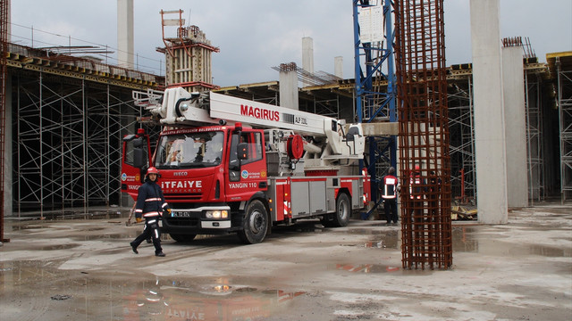 Fenalaşan vinç operatörü itfaiyenin yardımıyla indirildi