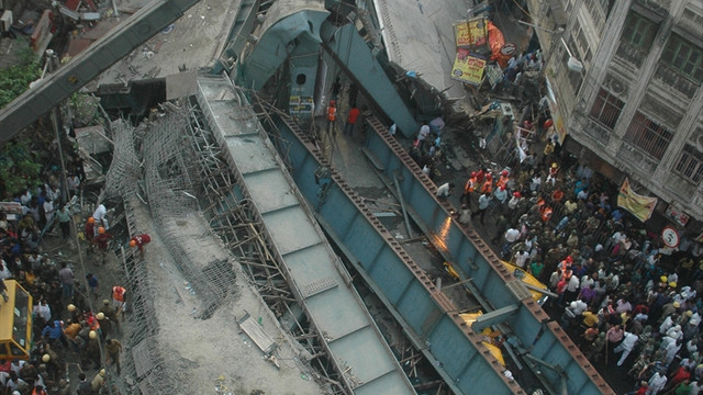 Hindistan'da çöken köprü