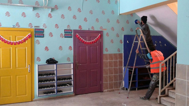 Hükümlülerin yenilediği okula Beyaz bayrak