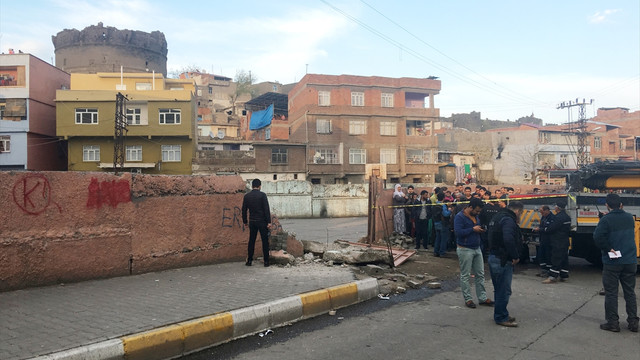 İş makinesinin çarptığı duvar çocuklar üzerine yıkıldı