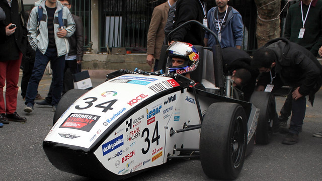 Kenan Sofuoğlu, öğrencilerin ürettiği yerli formula aracını test etti