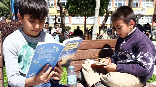 Kitap okuyup çam fidanlarını aldılar