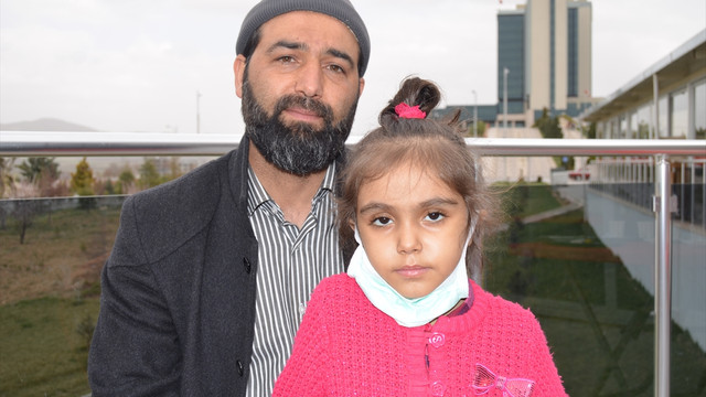 Kızının organıyla yaşama tutunan çocuğu ziyaret etti