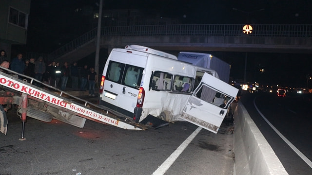 Kocaelide düğün dönüşü minibüs kazası: 1 ölü 17 yaralı