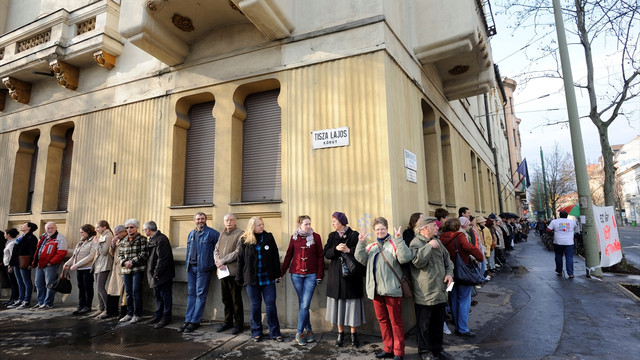 Macaristan'da öğretmenlerden 1 saatlik iş bırakma eylemi