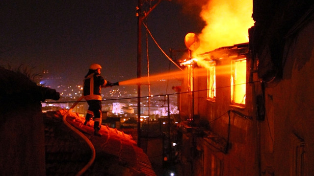 Manisa'da ev yangını