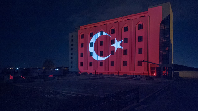 Mehmet Fatih Medresesi Türk bayrağının renklerine büründü