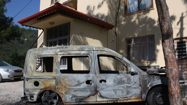 Mersin'de 3 araç kundaklandı