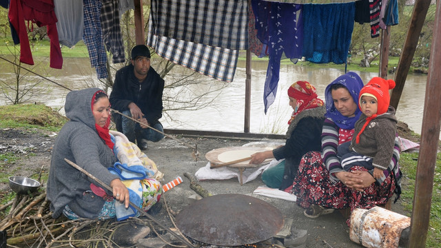 Mevsimlik işçilerin çadırda zorlu yaşamı