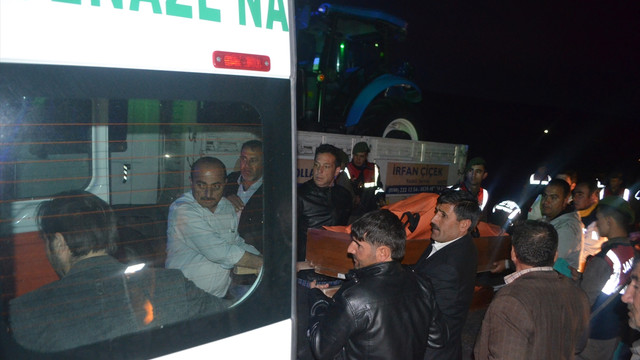 Motosiklet, kamyonete çarptı : 2 ölü