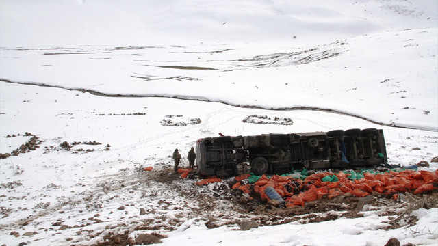 Muş'ta şarampole devrilen tırın sürücüsü öldü