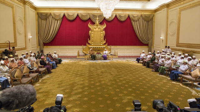 Myanmar'da tarihi yemin töreni