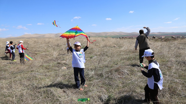 Öğrenciler 2 bin fidanı toprakla buluşturdu