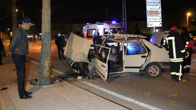 Otomobil ağaca çarptı: 2 yaralı