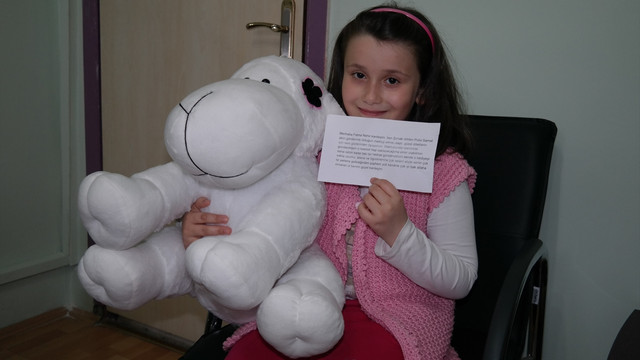 Polisten öğrencinin mektubuna hediyeli yanıt