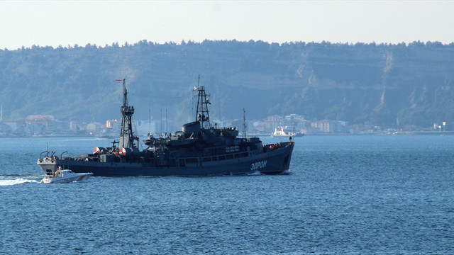 Rus askeri gemisi Çanakkale Boğazı'ndan geçti
