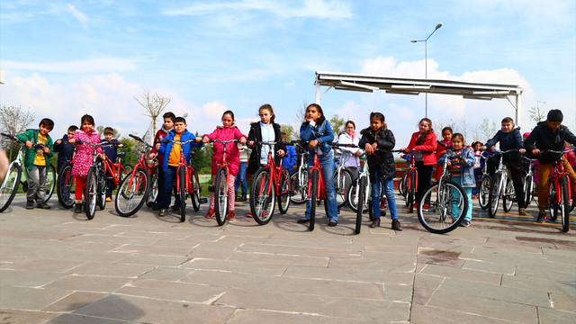 Sakarya'da yetim çocuklara bisiklet