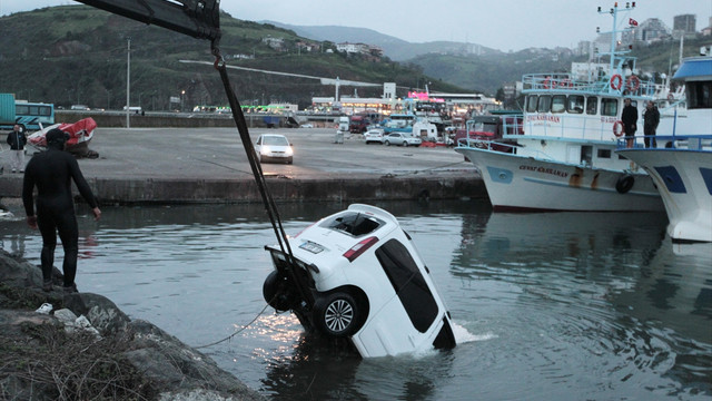Samsun'da bir kişi aracıyla denize düştü