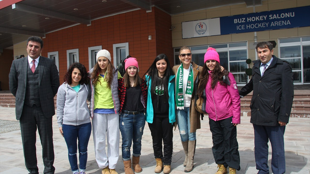 Şarkıcı Gülben Ergen kadın buz hokeycilerle buluştu