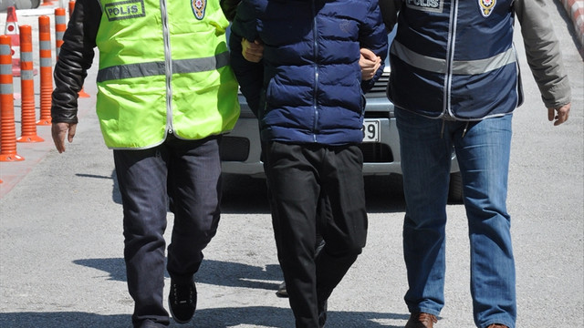 Şaşkın dolandırıcı uyanık kargocuya yakalandı