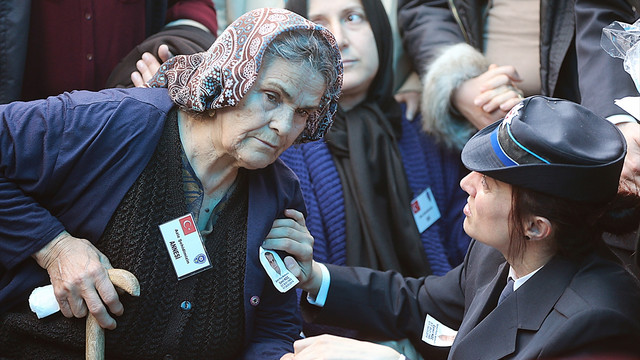 Şehit oğlunun acısına dayanamadı