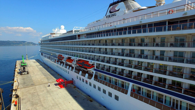 Sezonun ilk kruvaziyer gemileri Çanakkale'de